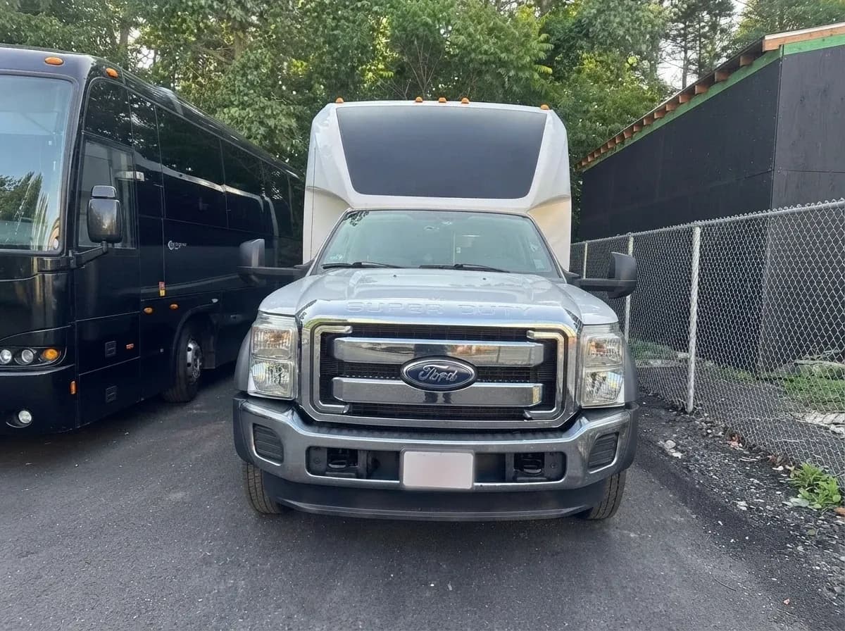 Ford 550 Mini Coach in white, image 2 Ford 550 Mini Coach in white, image 2