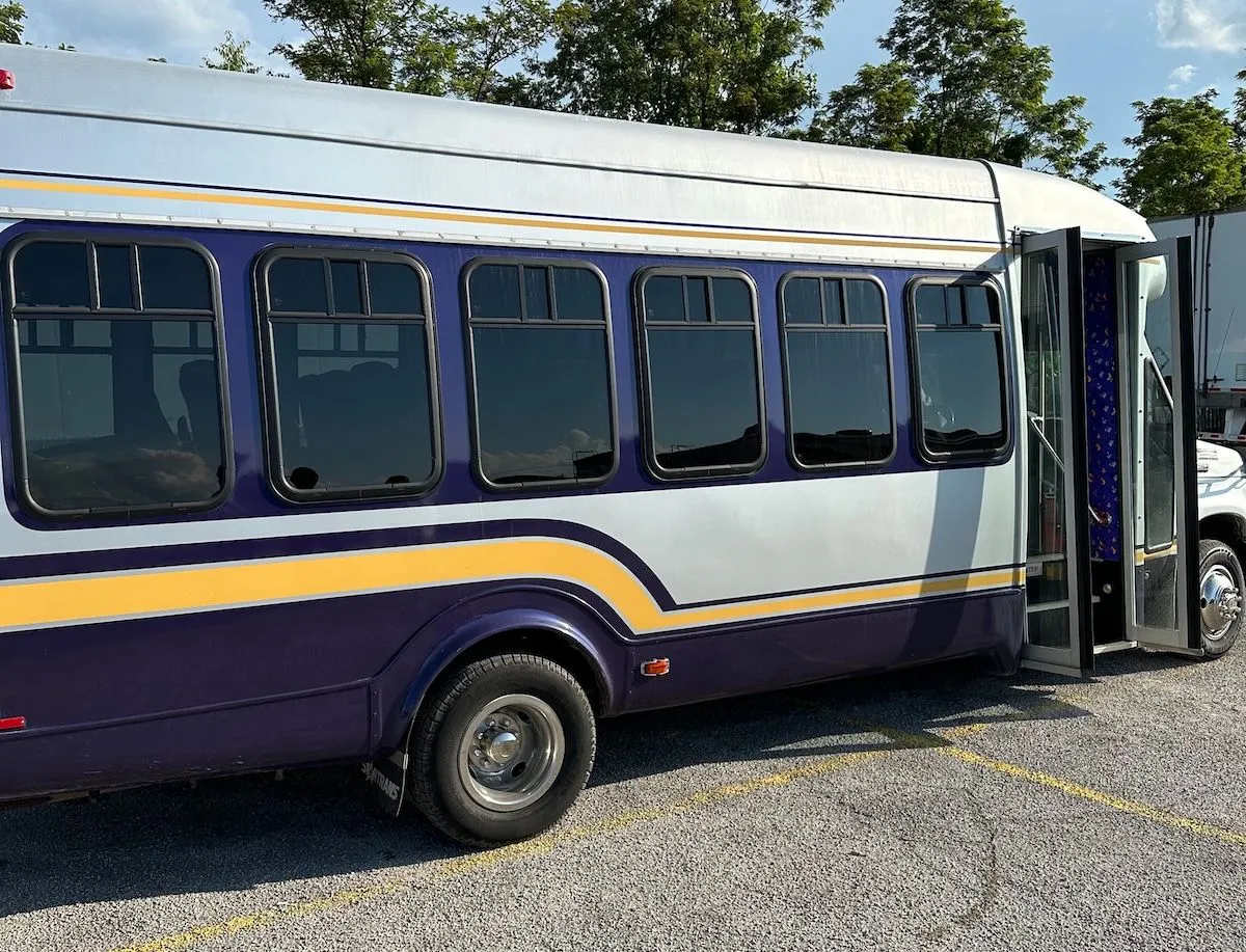 24 Passenger Shuttle Bus 24 Passenger Shuttle Bus for minibus rental