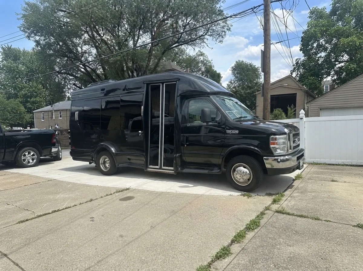 Black Bus Black Bus, available to rent