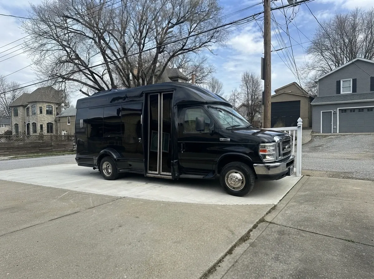 Black Bus, image 3