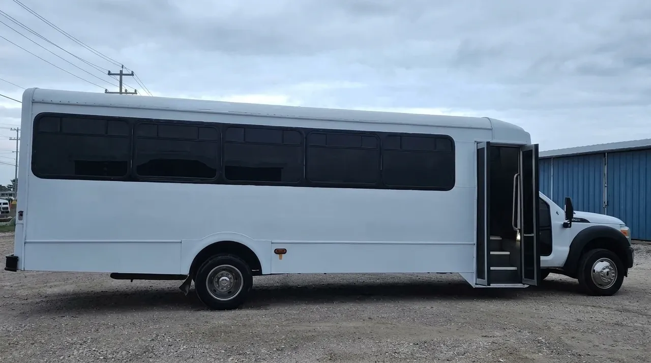 D-Lux Party Bus in white, image 3
