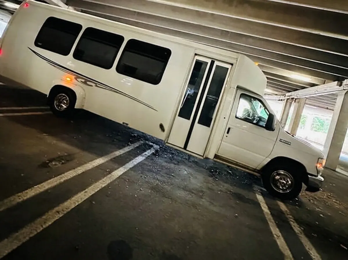 Ford E-450 Series Party Bus in white, image 4