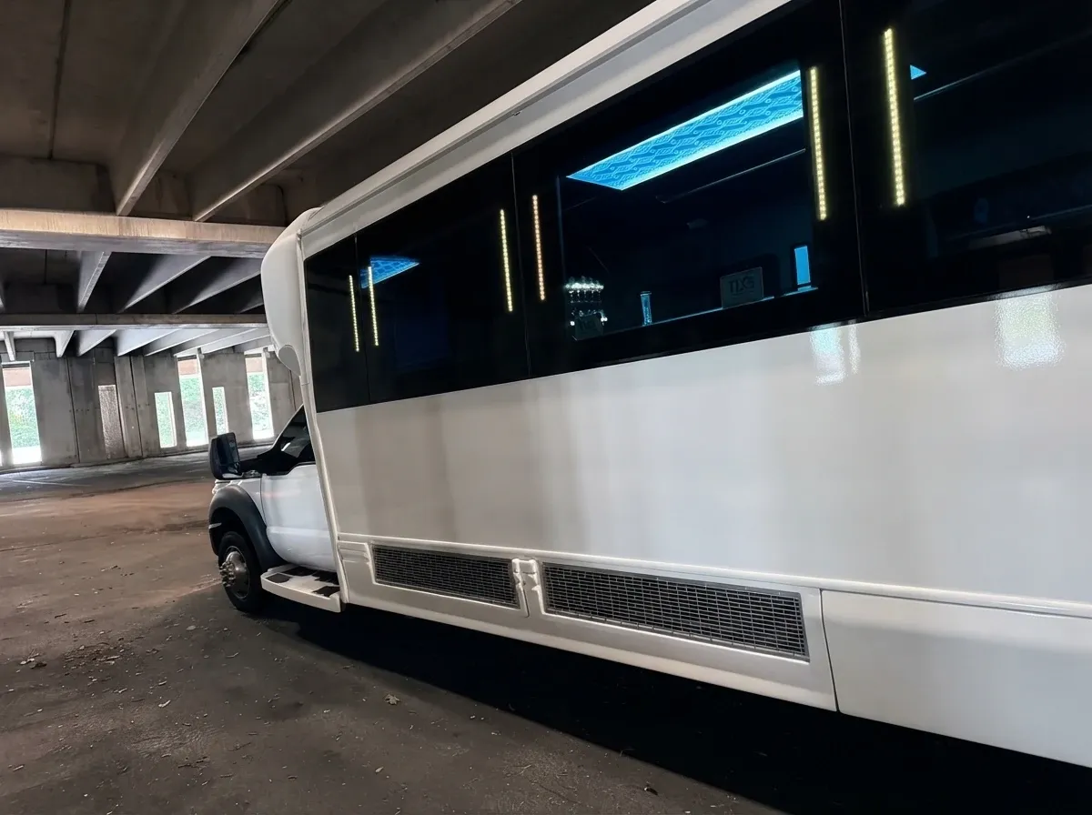 Ford F-550 Party Bus in white, image 4
