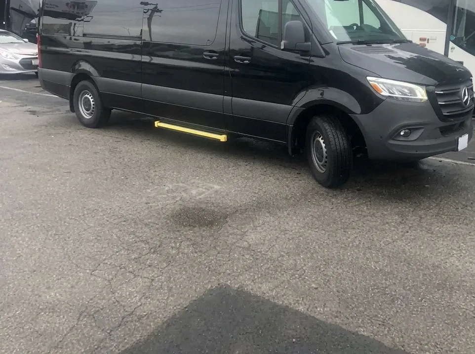Mercedes-Benz Executive Sprinter in black, image 4