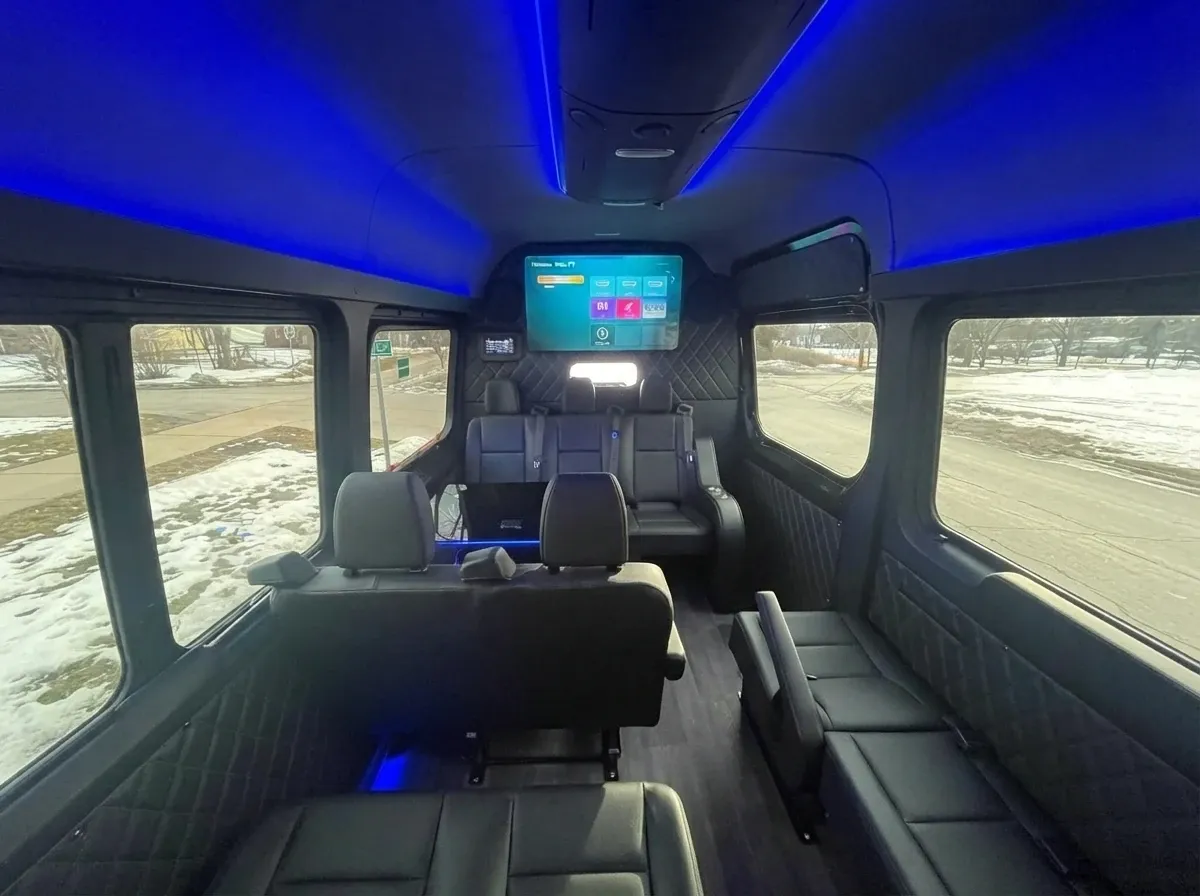 Mercedes-Benz Executive Sprinter in black, image 3
