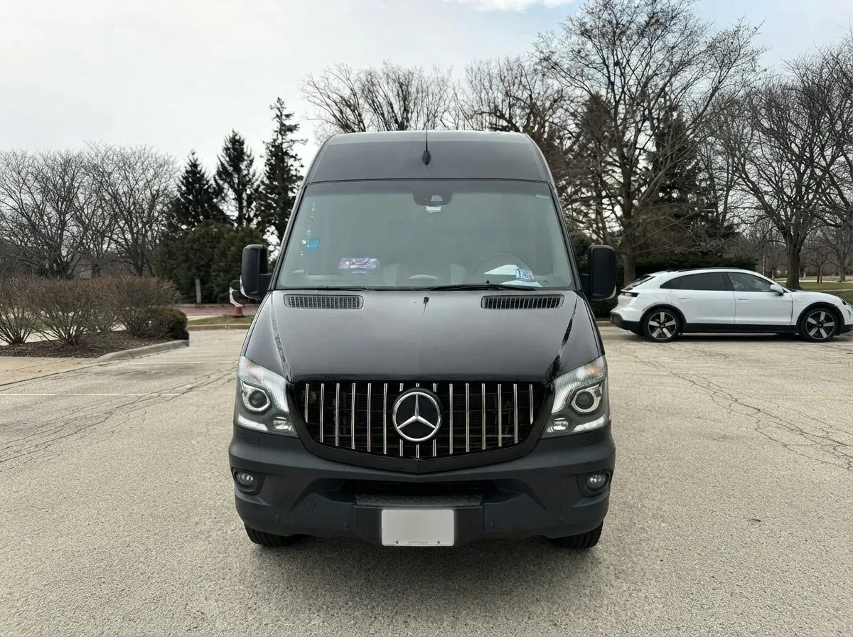 Mercedes-Benz Executive Sprinter in black, image 5