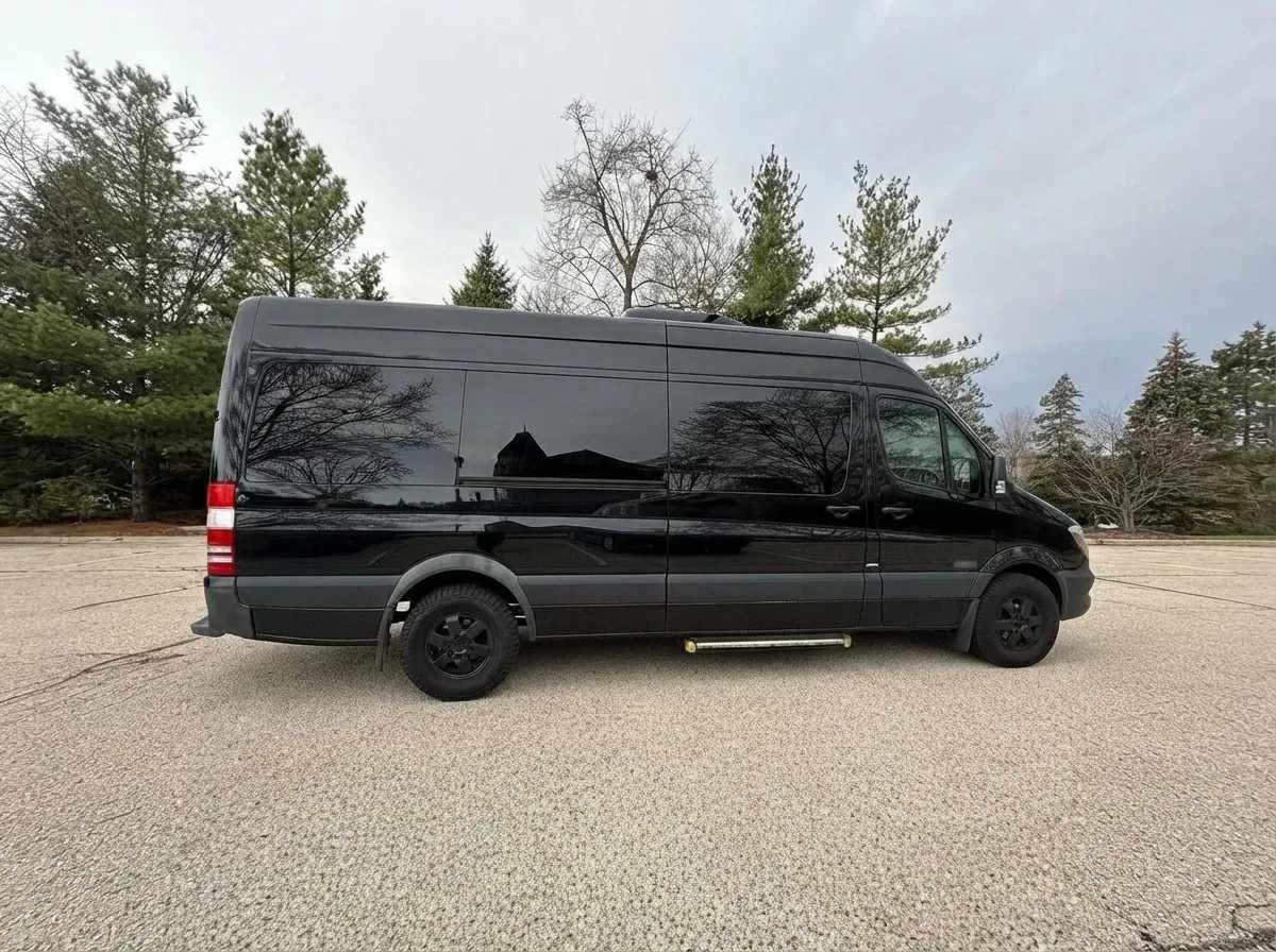 Mercedes-Benz Executive Sprinter in black, image 3