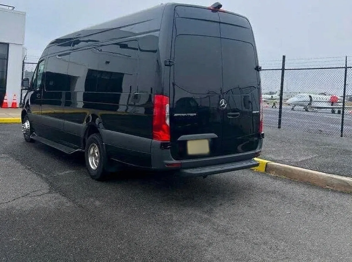 Mercedes-Benz Executive Sprinter in black, image 2
