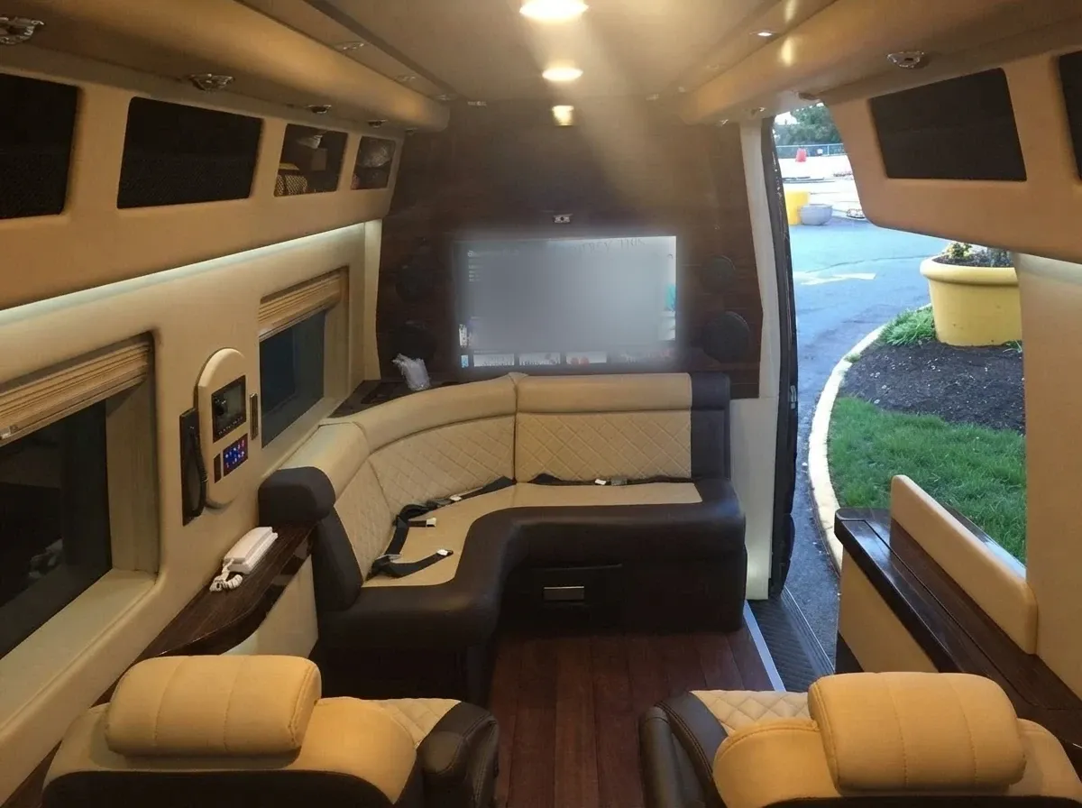 Mercedes-Benz Jet Sprinter in black, image 4