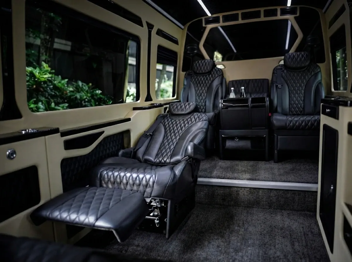 Mercedes-Benz Jet Sprinter in black, image 3