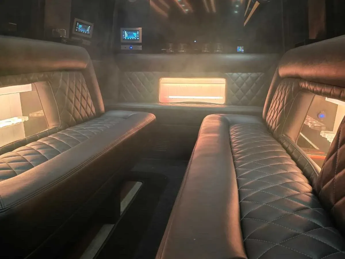 Mercedes-Benz Limousine Sprinter in black, image 2