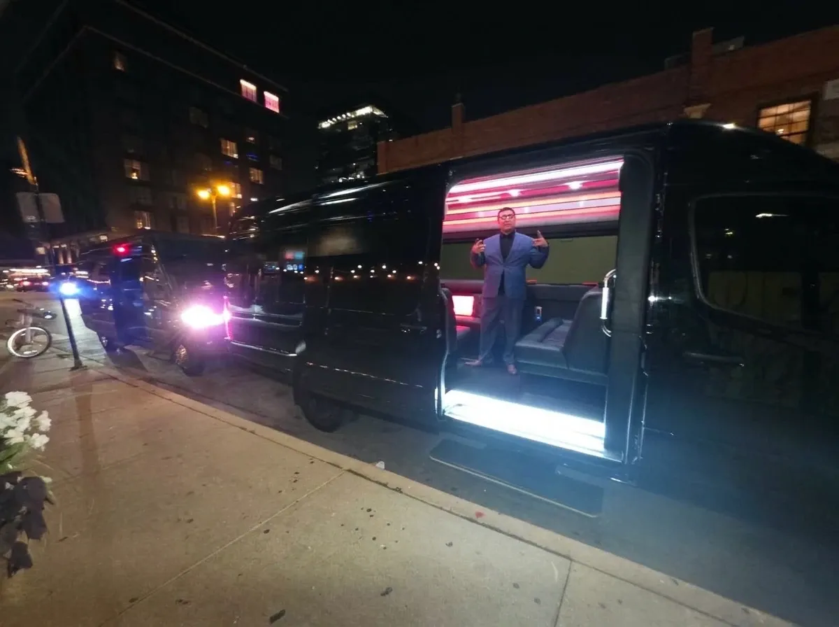 Mercedes-Benz Limousine Sprinter in black, image 3