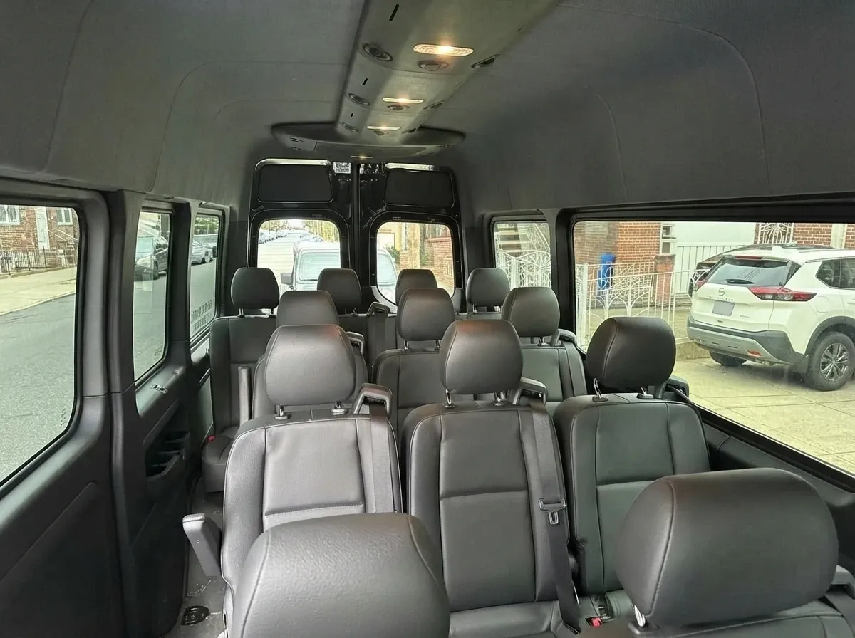 Mercedes-Benz Sprinter in black, image 3