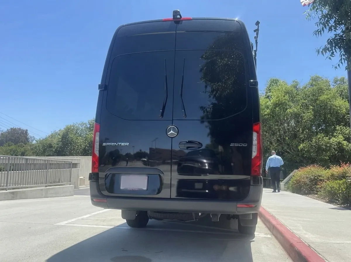 Mercedes-Benz Sprinter in black, image 3