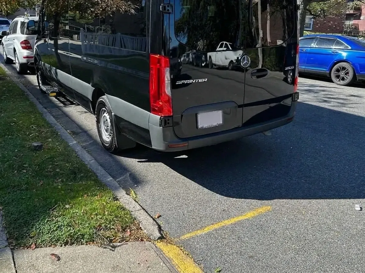 Mercedes-Benz Sprinter in black, image 2