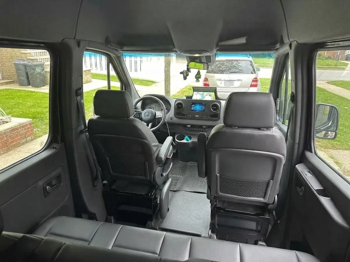Mercedes-Benz Sprinter in black, image 4