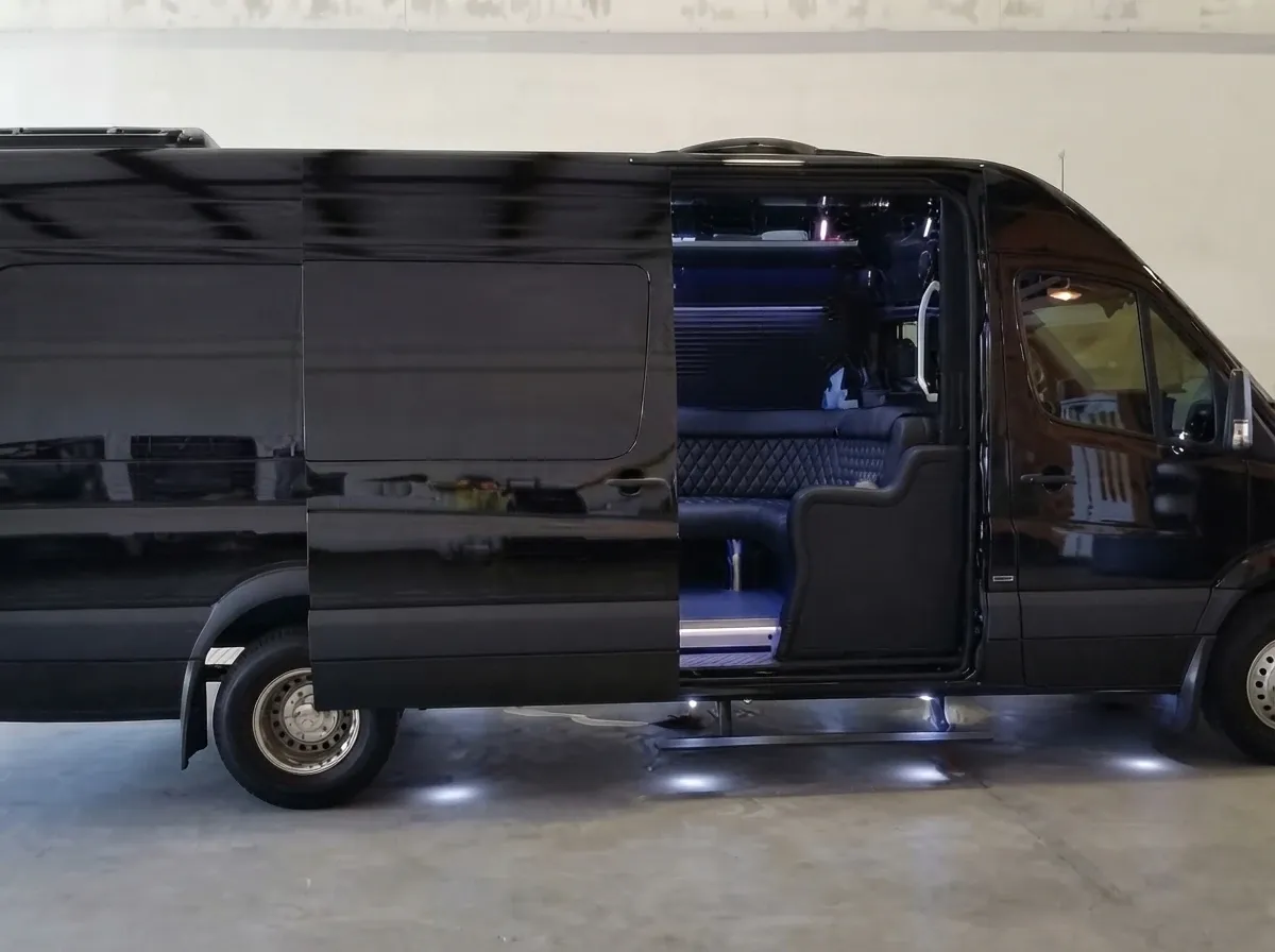 Mercedes-Benz Sprinter Limousine in black, image 4