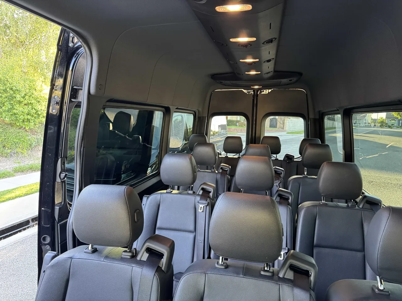 Mercedes Sprinter Van in black, image 2
