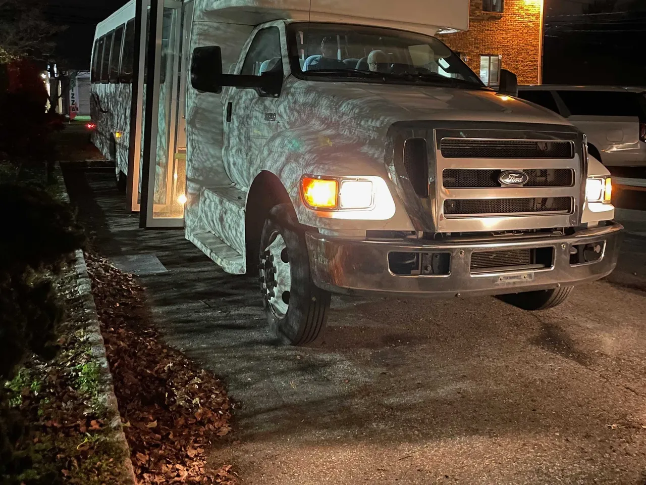 35 Passenger Mini Coach in white, image 2