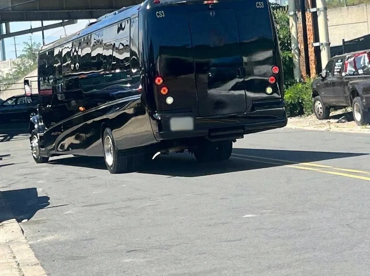 40 Passenger Motorcoach in black, image 3
