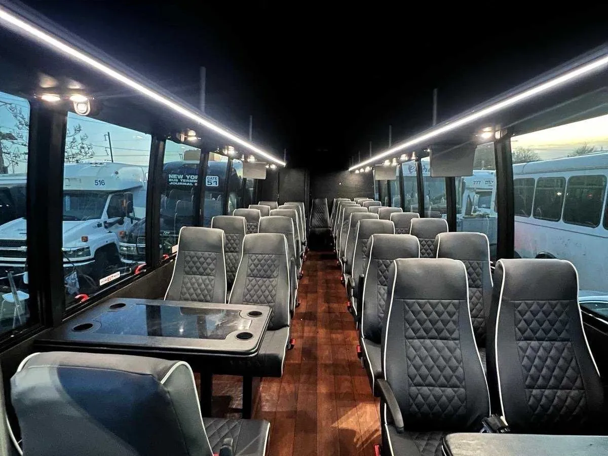 40 Passenger Motorcoach in black, image 2