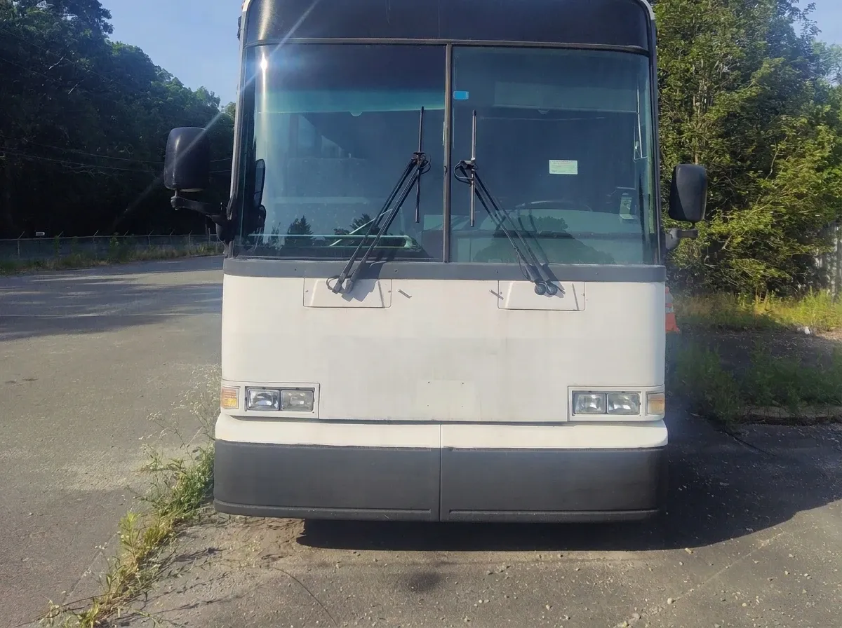 Motorcoach MCI in white, image 3