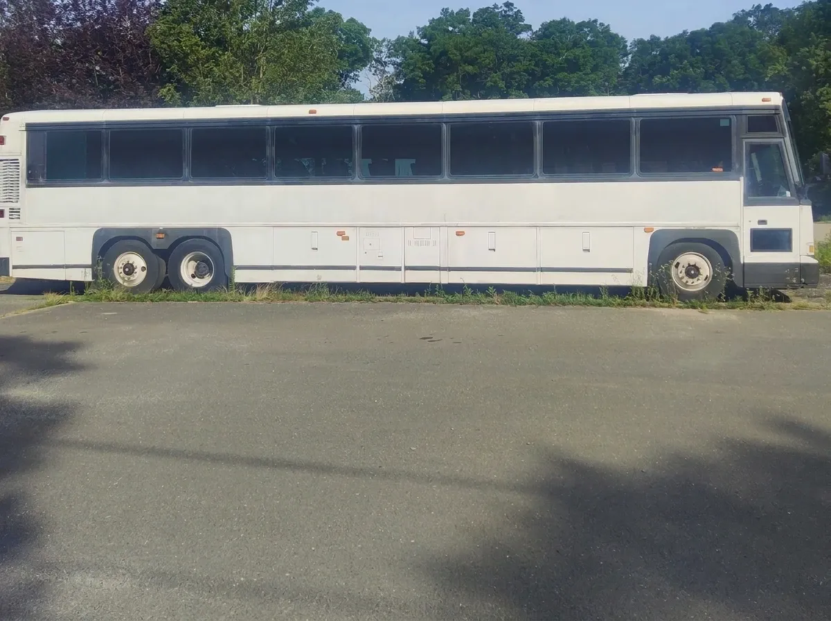 Motorcoach MCI in white, image 2