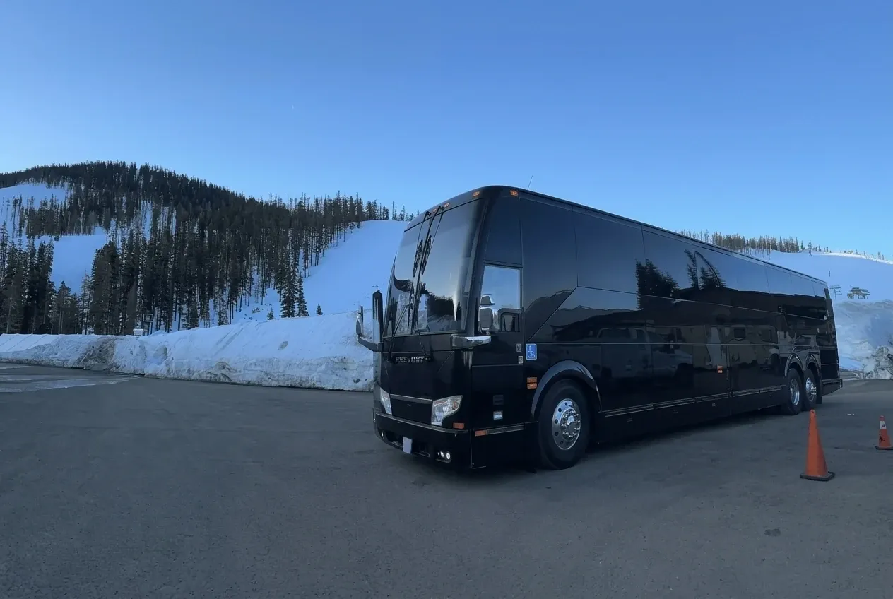 Prevost Motorcoach in black, image 2
