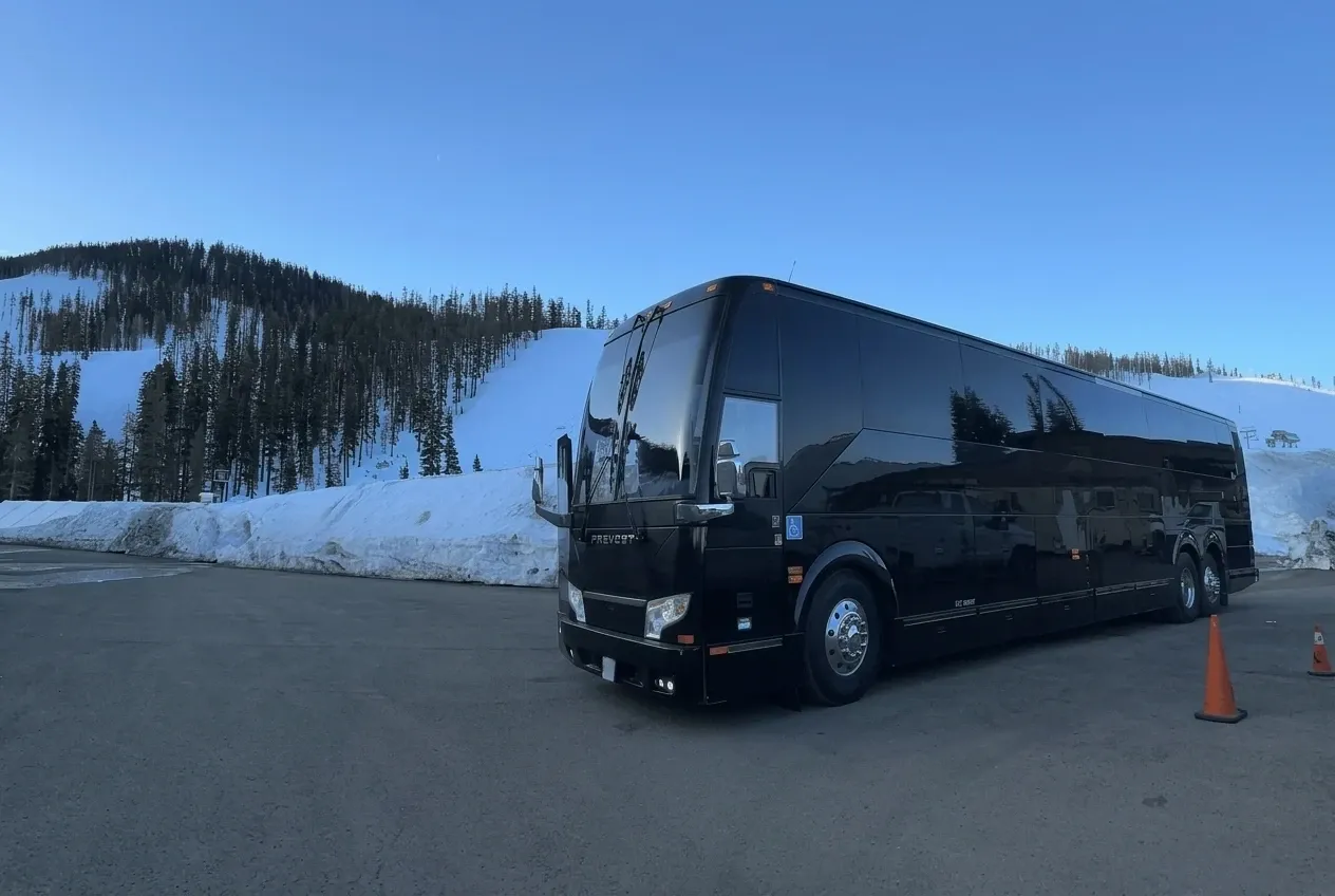 Prevost Motorcoach in black, image 2