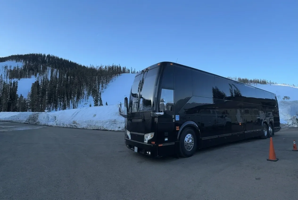 Prevost Motorcoach in black, image 2
