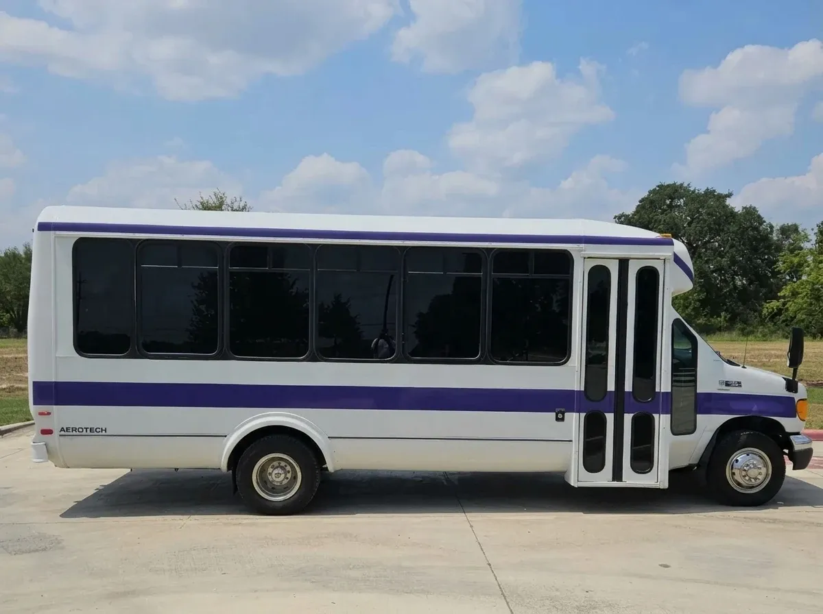 Purpleline Party Bus in white, image 3