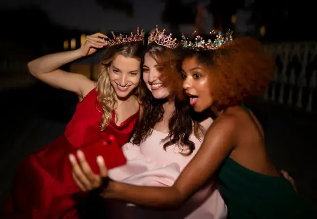 Friends dressed up for prom — Weddings